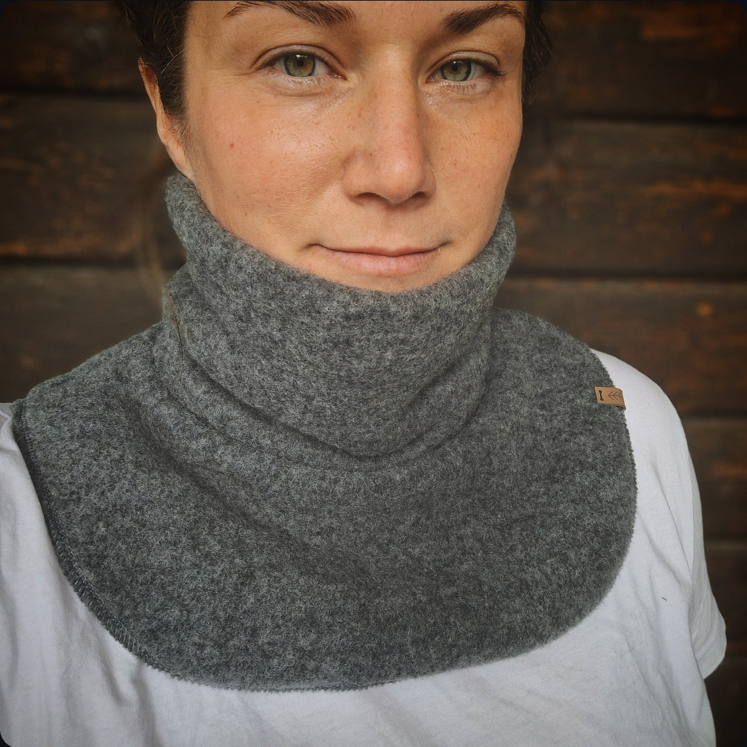 Halskrage / fuskpolo ekologisk ullfleece - "gråmelerad"